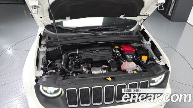 Jeep Renegade 2023 — ფოტო 32/33