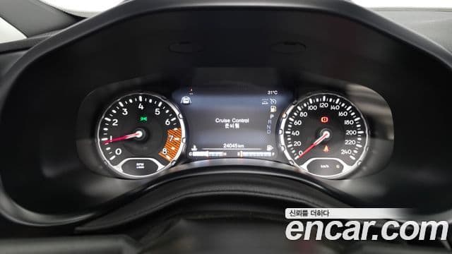 Jeep Renegade 2023 — ფოტო 25/33