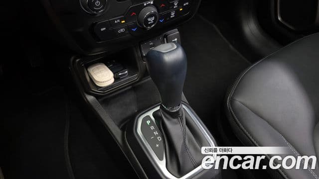 Jeep Renegade 2023 — ფოტო 27/33