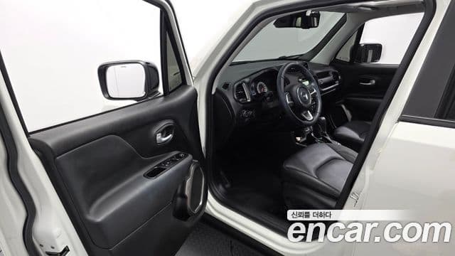 Jeep Renegade 2023 — ფოტო 19/33