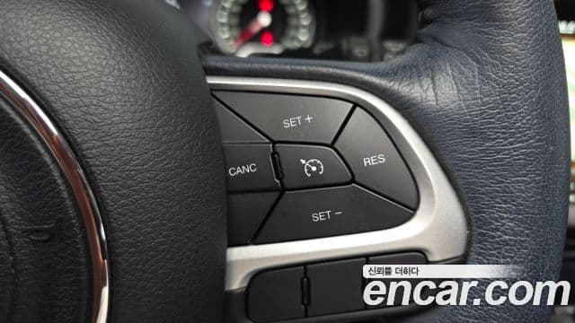 Jeep Renegade 2023 — ფოტო 15/33