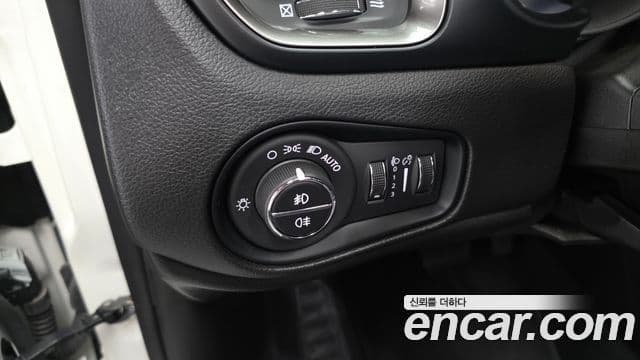 Jeep Renegade 2023 — ფოტო 11/33