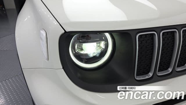 Jeep Renegade 2023 — ფოტო 20/33