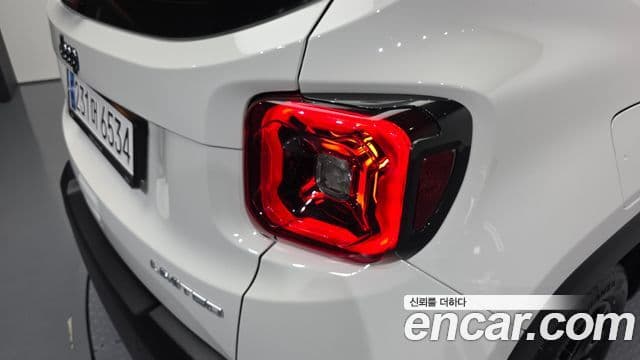 Jeep Renegade 2023 — ფოტო 12/33