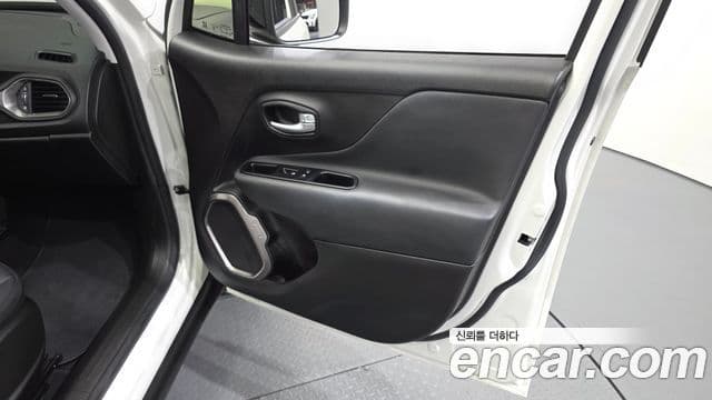 Jeep Renegade 2023 — ფოტო 26/33