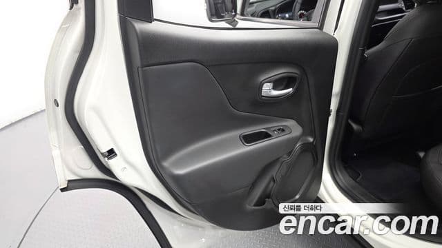 Jeep Renegade 2023 — ფოტო 16/33