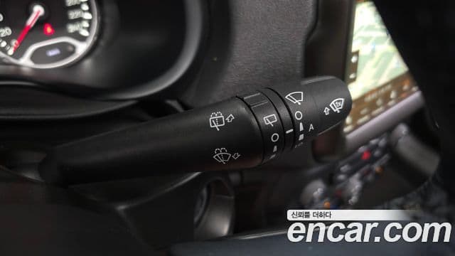 Jeep Renegade 2023 — ფოტო 30/33