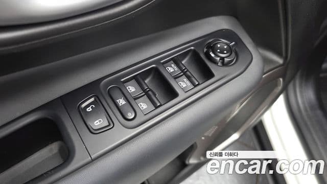 Jeep Renegade 2023 — ფოტო 7/33