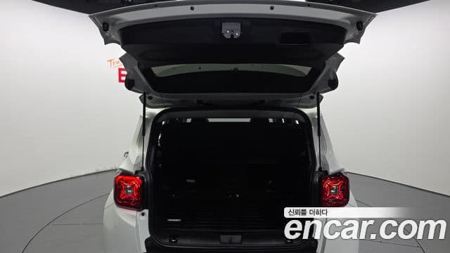 Jeep Renegade 2023 — ფოტო 31/33
