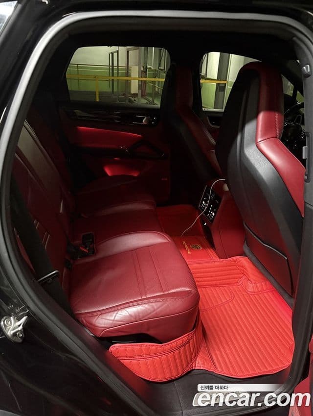 Porsche Cayenne 2019 — ფოტო 8/18