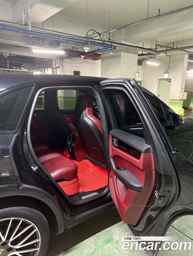 Porsche Cayenne 2019 — ფოტო 13/18