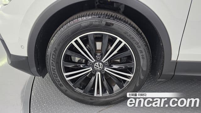 Volkswagen Tiguan 2023 — ფოტო 19/33
