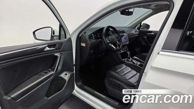Volkswagen Tiguan 2023 — ფოტო 23/33