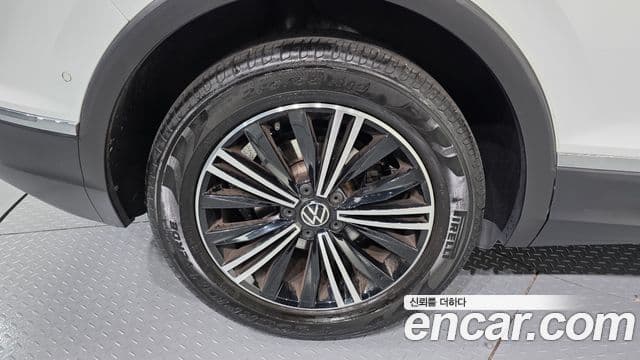 Volkswagen Tiguan 2023 — ფოტო 18/33