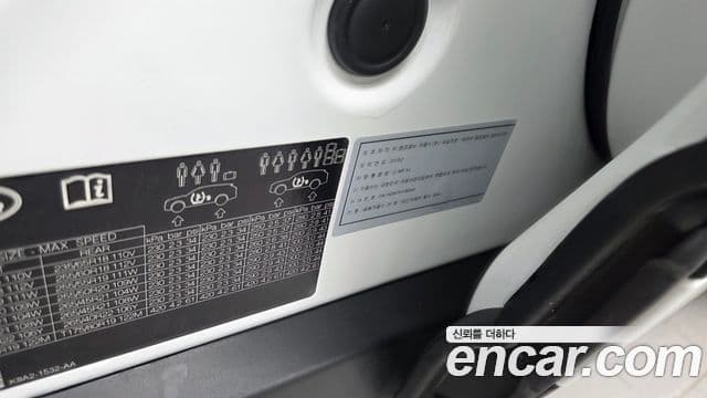 Land Rover Range Rover Velar 2019 — Şəkil 2/37