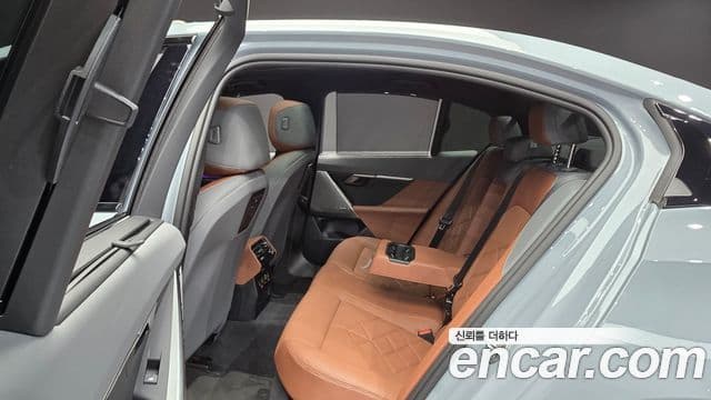 BMW 5 Series 2024 — Photo 8/20