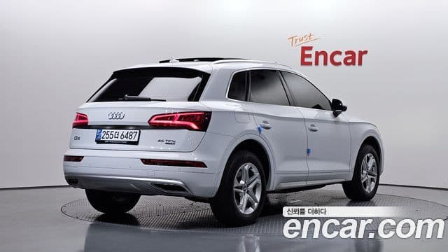 Audi Q5 2020 — Şəkil 26/35
