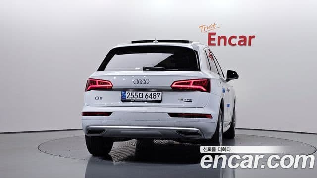 Audi Q5 2020 — Şəkil 32/35