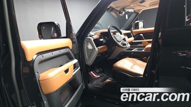 Land Rover Defender 2022 — Photo 32/40