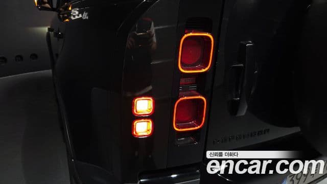 Land Rover Defender 2022 — Photo 12/40