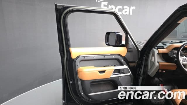 Land Rover Defender 2022 — Photo 9/40