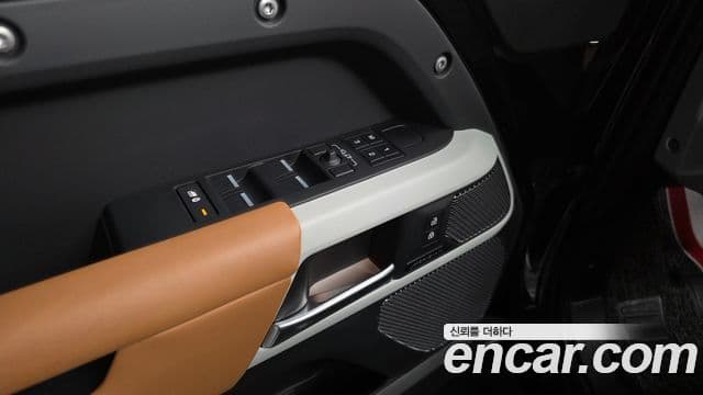 Land Rover Defender 2022 — Photo 31/40