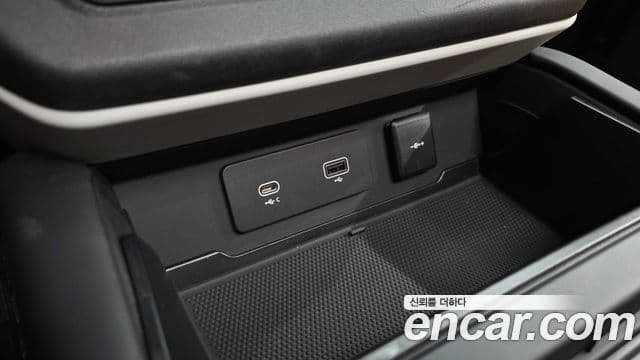 Land Rover Defender 2022 — Photo 26/40