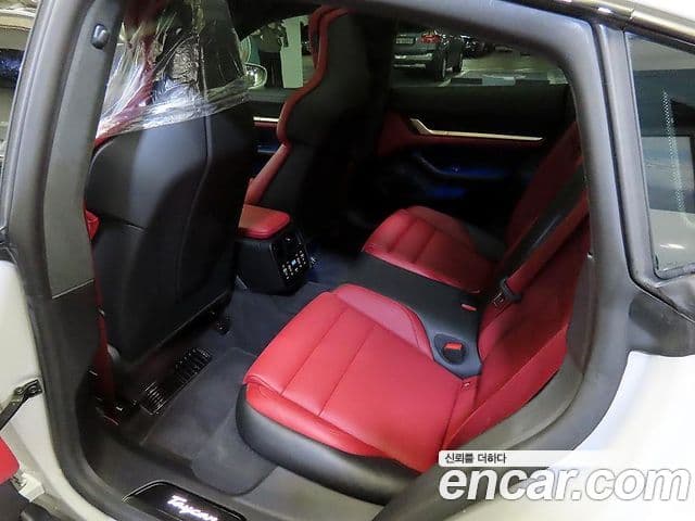 Porsche Taycan 2024 — Photo 19/20