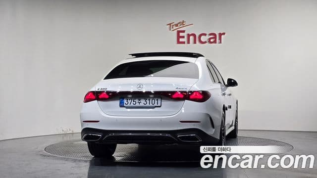 Mercedes-Benz E-Class 2025 — Photo 17/20