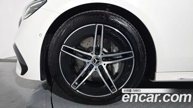 Mercedes-Benz E-Class 2025 — Photo 10/20