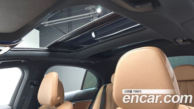 Mercedes-Benz E-Class 2025 — Photo 6/20