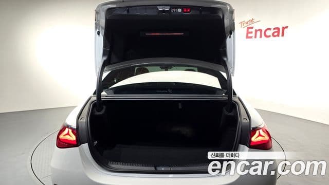 Mercedes-Benz E-Class 2025 — Photo 5/20