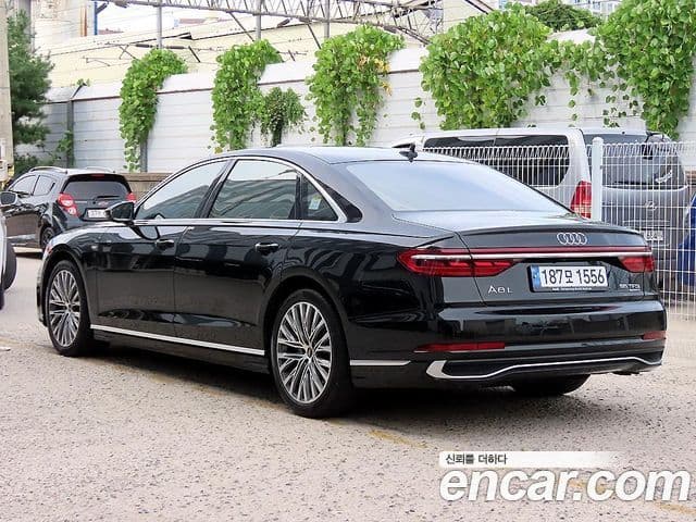 Audi A8 2022 — ფოტო 14/19
