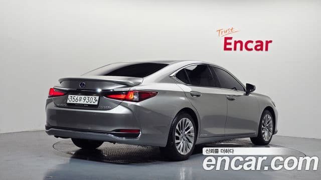 Lexus ES300h 2020 — Photo 28/34