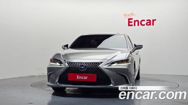 Lexus ES300h 2020 — Photo 8/34
