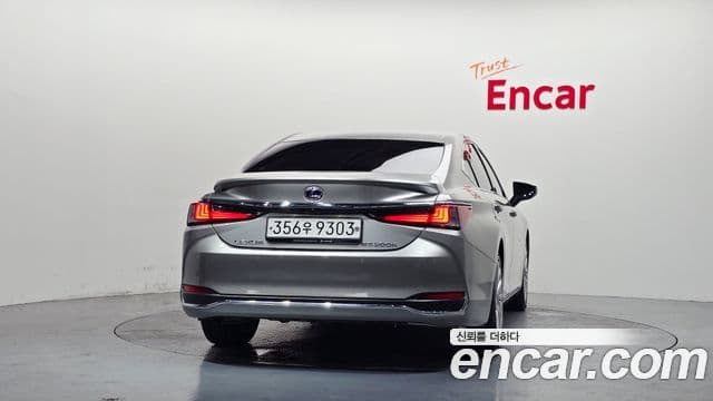 Lexus ES300h 2020 — Photo 34/34
