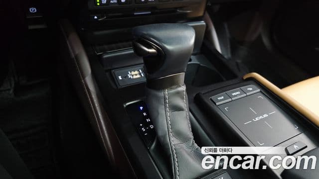 Lexus ES300h 2020 — Photo 30/34