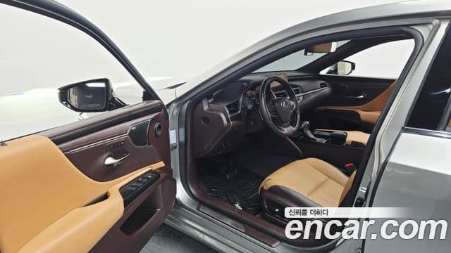 Lexus ES300h 2020 — Photo 9/34