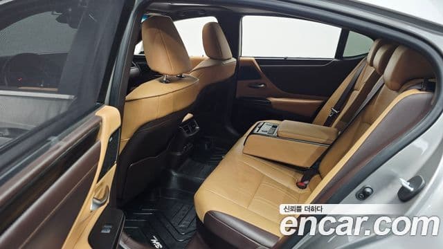 Lexus ES300h 2020 — Photo 32/34
