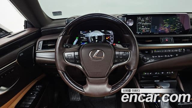 Lexus ES300h 2020 — Photo 17/34