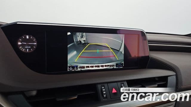 Lexus ES300h 2020 — Photo 18/34
