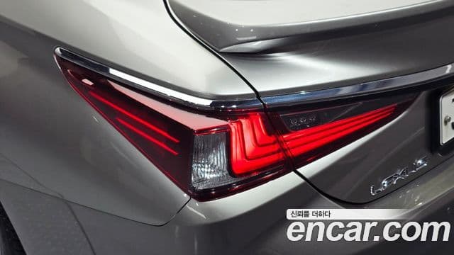 Lexus ES300h 2020 — Photo 33/34