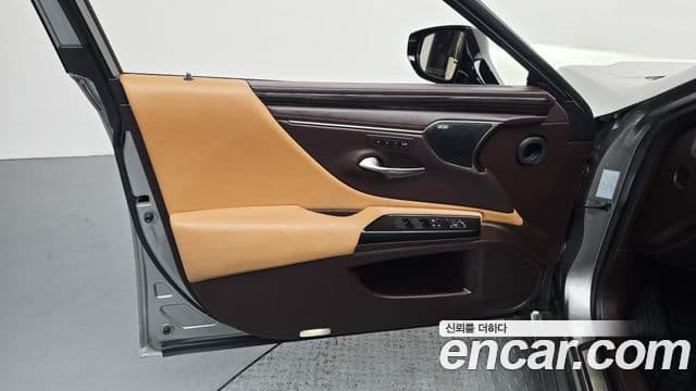 Lexus ES300h 2020 — Photo 12/34