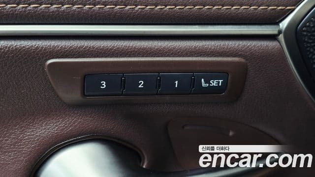 Lexus ES300h 2020 — Photo 16/34