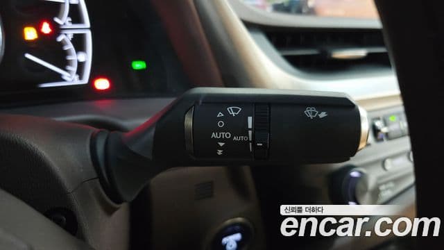 Lexus ES300h 2020 — Photo 21/34