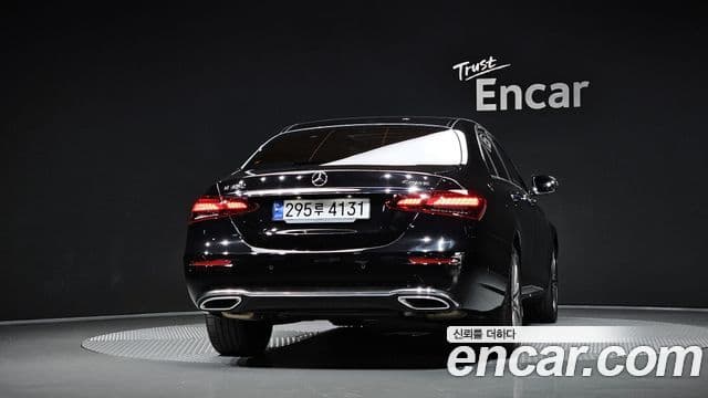 Mercedes-Benz E-Class 2023 — ფოტო 18/33