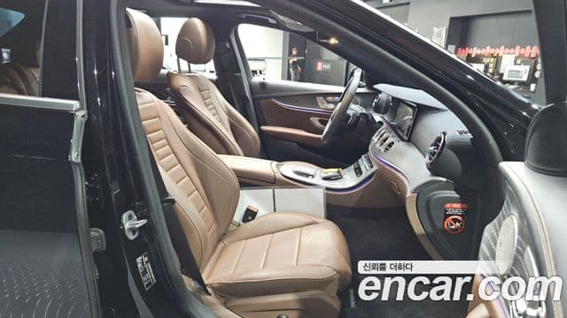 Mercedes-Benz E-Class 2023 — ფოტო 23/33