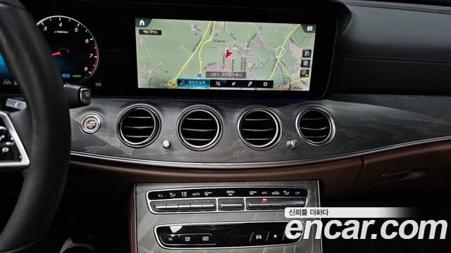Mercedes-Benz E-Class 2023 — ფოტო 29/33
