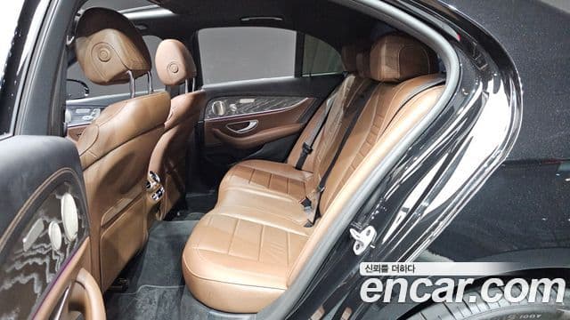 Mercedes-Benz E-Class 2023 — ფოტო 7/33