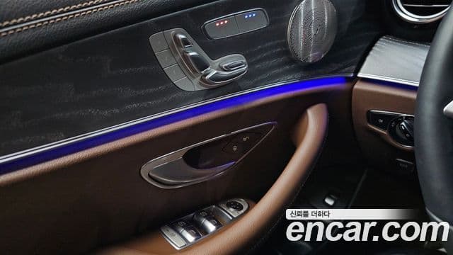 Mercedes-Benz E-Class 2023 — ფოტო 31/33